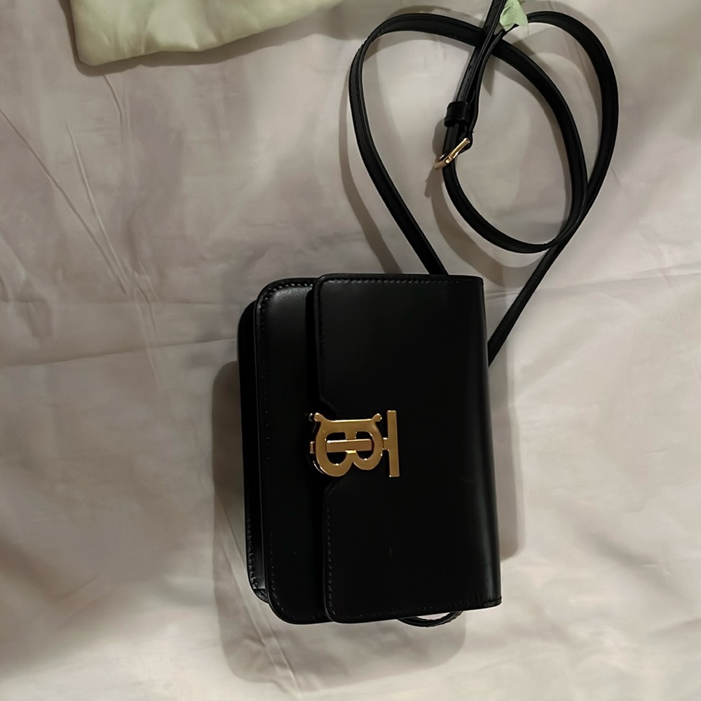 Burberry Smooth TB crossbody Black Leather
Gold-Tone Hardware
Includes Dust Bag